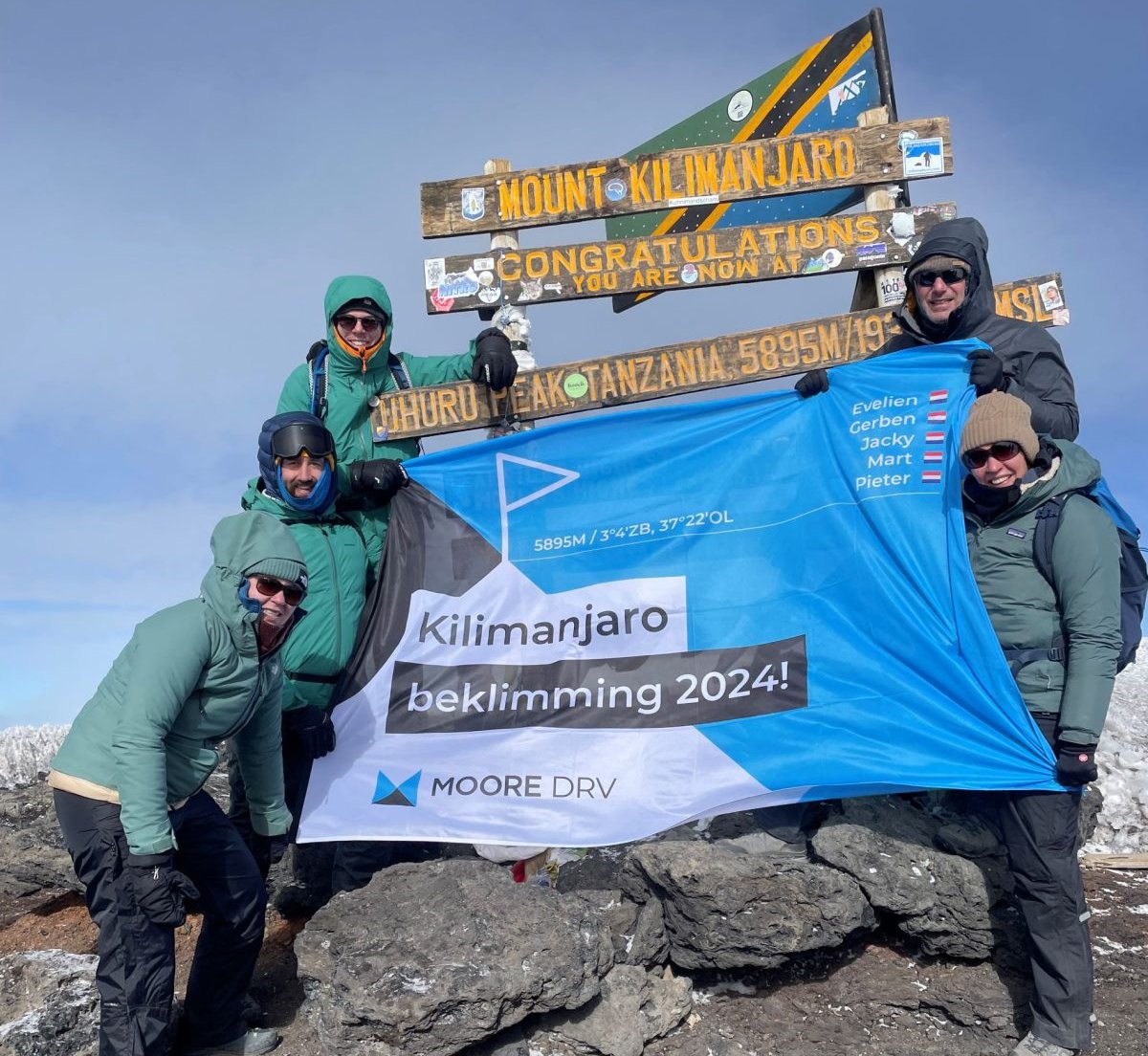 Accountants beklimmen kilimanjaro