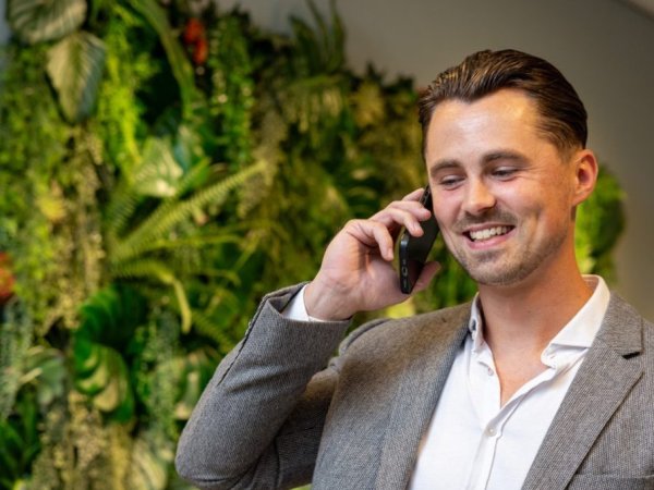 Mitchel houdt zich bezig met belastingzaken: “voor een congres ging ik naar Praag”