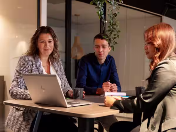 Junior subsidieadviseur Thuy-An helpt bedrijven die willen innoveren: “Ik draag een steentje bij aan de toekomst”