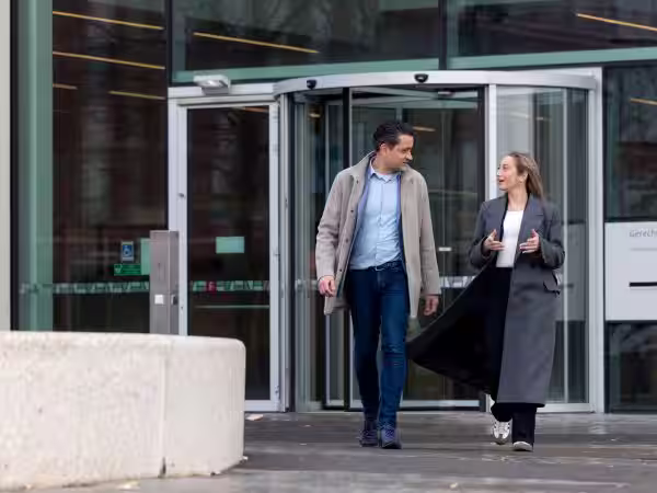 Junior juridisch adviseur Merve: “Ik krijg veel verantwoordelijkheden”