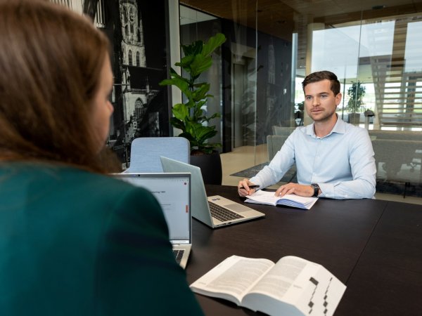 Van werkstudent naar senior adviseur fiscaal: Bob maakte snel stappen